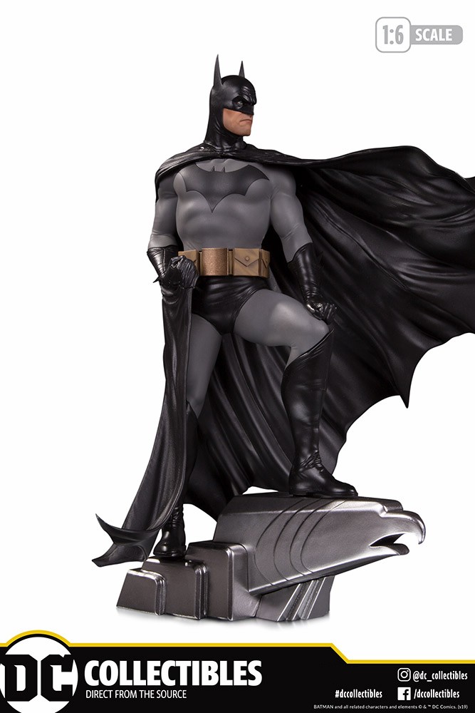 DC Collectibles Batman Deluxe Statue by Alex Ross